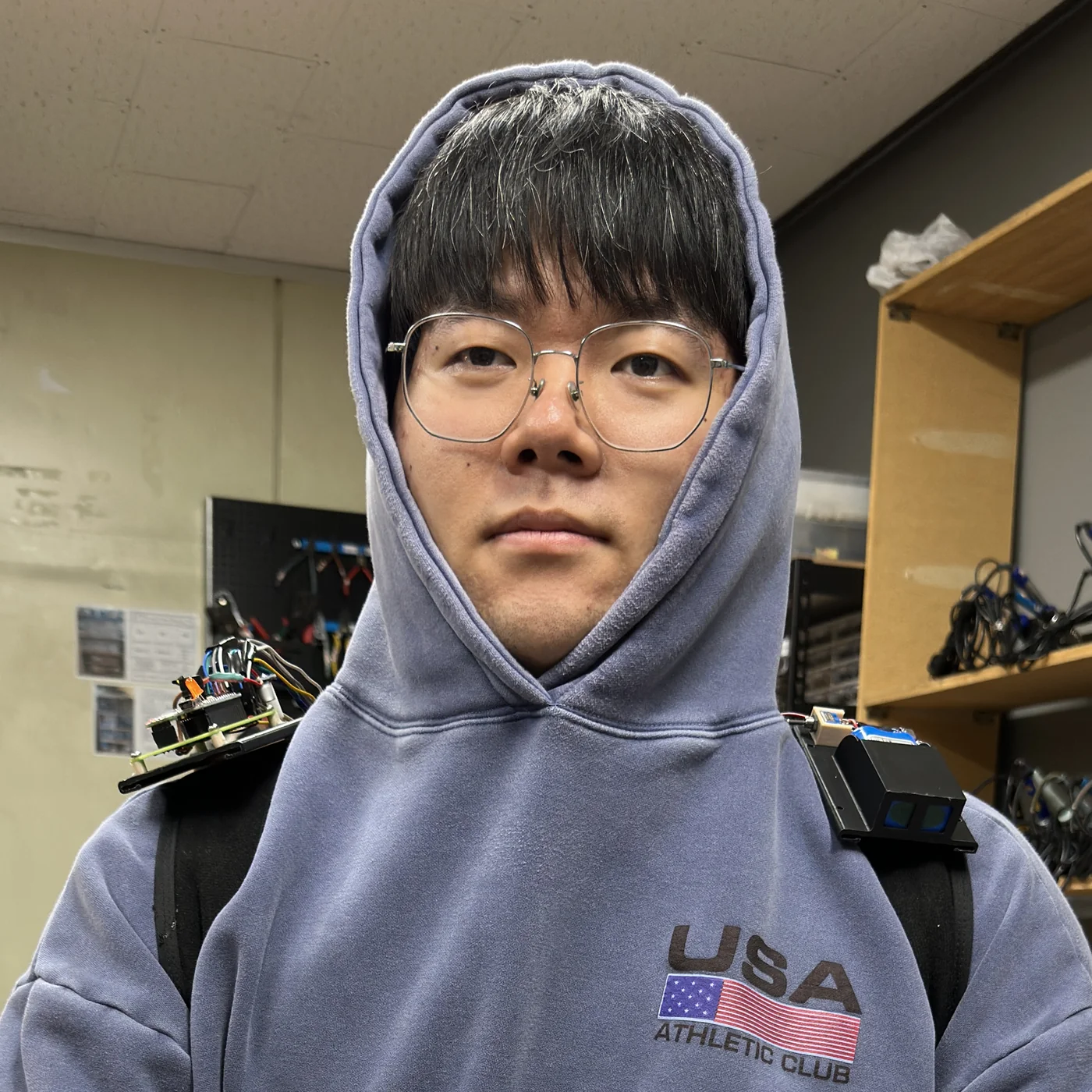 직접 만든 착용형 장치를 멘 김지훈