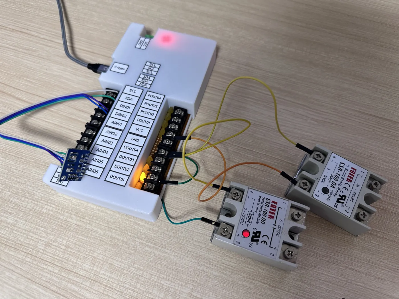 Raw2Insight-Q 실물. 단자대 케이스에 I2C 센서와 SSR 두 개를 연결한 모습