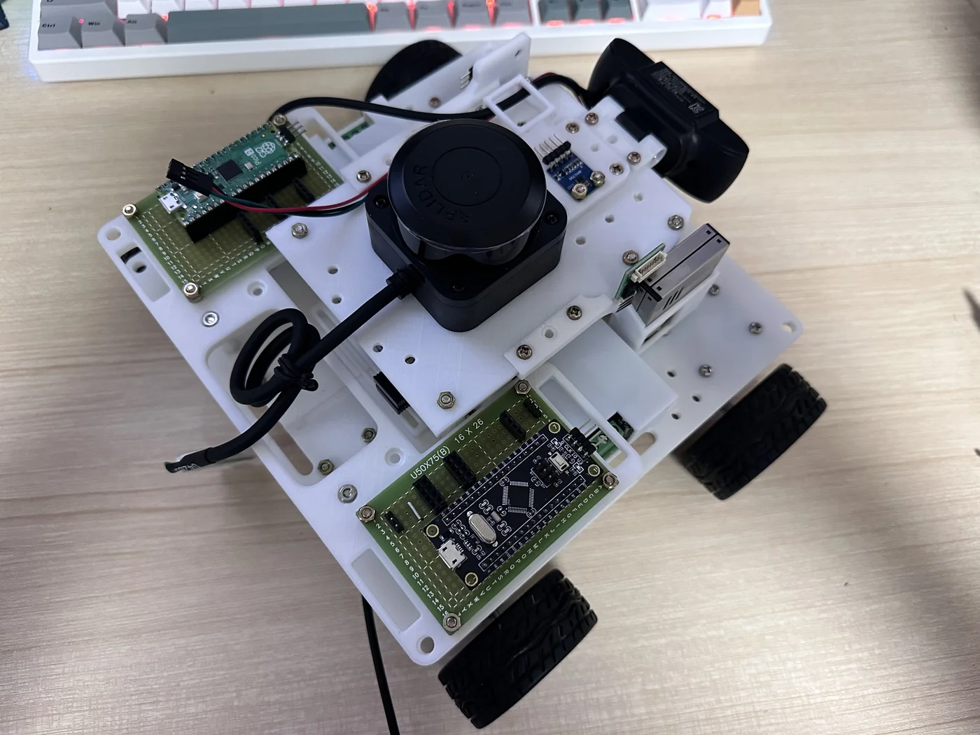 Scout2Map UGV 실물. STM32와 RP2350 보드, LiDAR가 올라간 4륜 차체